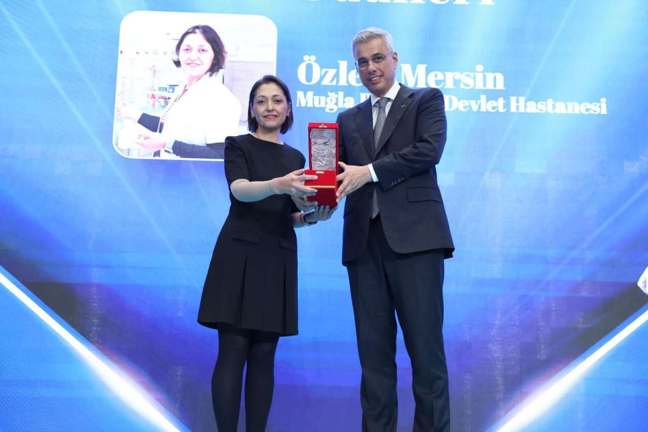 Bodrumlu Ebe Özlem Mersin’e Bakan Memişoğlu’ndan Ödül 3